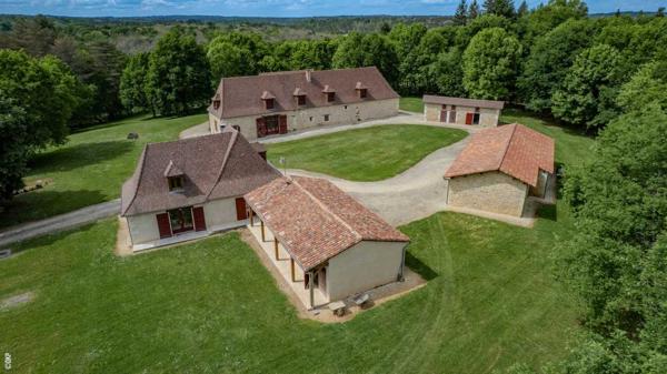 Maison ancienne - St pierre de chignac Domaine forestier d’exception avec bâtis en pierre – 100 hectares de nature préservée