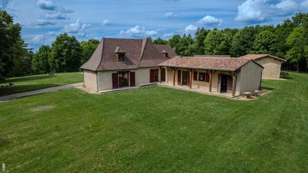 Maison ancienne - St pierre de chignac Domaine forestier d’exception avec bâtis en pierre – 100 hectares de nature préservée