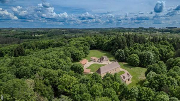Maison ancienne - St pierre de chignac Domaine forestier d’exception avec bâtis en pierre – 100 hectares de nature préservée