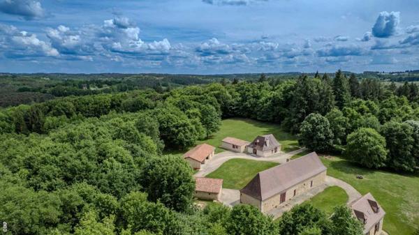 Maison ancienne - St pierre de chignac Domaine forestier d’exception avec bâtis en pierre – 100 hectares de nature préservée