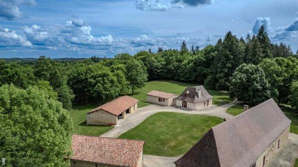 Maison ancienne - St pierre de chignac Domaine forestier d’exception avec bâtis en pierre – 100 hectares de nature préservée