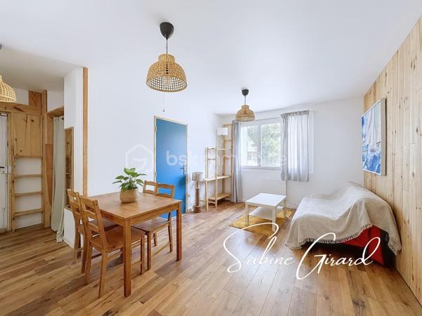 Au sein d’une copropriété fermée avec parc arboré, découvrez cet appartement de 60 m² situé en rez-de-chaussée surélevé d’un immeuble de 1962 composé de 4 étages.
L’appartement se compose d’une pièce de vie lumineuse avec cuisine ouverte aménagée et équipée, donnant accès à un balcon, de trois chambres, d’une salle de bains et de toilettes séparées.
Vous apprécierez également ses fenêtres double vitrage, son isolation intérieure et son chauffage individuel électrique.

Une cave complète le bien. 
Le stationnement est libre au sein de la copropriété, dont l’accès est sécurisé par un portail électrique.

Un appartement fonctionnel et lumineux, bénéficiant d’un environnement verdoyant et d’un accès rapide aux commodités et aux axes de circulation.

À découvrir sans tarder !