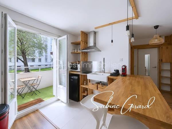 Au sein d’une copropriété fermée avec parc arboré, découvrez cet appartement de 60 m² situé en rez-de-chaussée surélevé d’un immeuble de 1962 composé de 4 étages.
L’appartement se compose d’une pièce de vie lumineuse avec cuisine ouverte aménagée et équipée, donnant accès à un balcon, de trois chambres, d’une salle de bains et de toilettes séparées.
Vous apprécierez également ses fenêtres double vitrage, son isolation intérieure et son chauffage individuel électrique.

Une cave complète le bien. 
Le stationnement est libre au sein de la copropriété, dont l’accès est sécurisé par un portail électrique.

Un appartement fonctionnel et lumineux, bénéficiant d’un environnement verdoyant et d’un accès rapide aux commodités et aux axes de circulation.

À découvrir sans tarder !