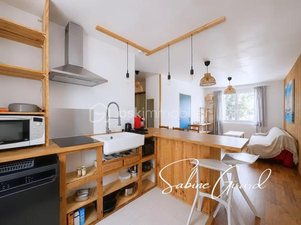Au sein d’une copropriété fermée avec parc arboré, découvrez cet appartement de 60 m² situé en rez-de-chaussée surélevé d’un immeuble de 1962 composé de 4 étages.
L’appartement se compose d’une pièce de vie lumineuse avec cuisine ouverte aménagée et équipée, donnant accès à un balcon, de trois chambres, d’une salle de bains et de toilettes séparées.
Vous apprécierez également ses fenêtres double vitrage, son isolation intérieure et son chauffage individuel électrique.

Une cave complète le bien. 
Le stationnement est libre au sein de la copropriété, dont l’accès est sécurisé par un portail électrique.

Un appartement fonctionnel et lumineux, bénéficiant d’un environnement verdoyant et d’un accès rapide aux commodités et aux axes de circulation.

À découvrir sans tarder !