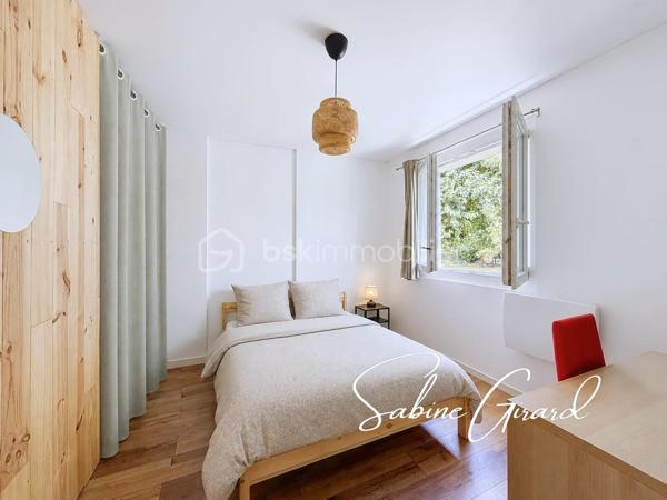 Au sein d’une copropriété fermée avec parc arboré, découvrez cet appartement de 60 m² situé en rez-de-chaussée surélevé d’un immeuble de 1962 composé de 4 étages.
L’appartement se compose d’une pièce de vie lumineuse avec cuisine ouverte aménagée et équipée, donnant accès à un balcon, de trois chambres, d’une salle de bains et de toilettes séparées.
Vous apprécierez également ses fenêtres double vitrage, son isolation intérieure et son chauffage individuel électrique.

Une cave complète le bien. 
Le stationnement est libre au sein de la copropriété, dont l’accès est sécurisé par un portail électrique.

Un appartement fonctionnel et lumineux, bénéficiant d’un environnement verdoyant et d’un accès rapide aux commodités et aux axes de circulation.

À découvrir sans tarder !