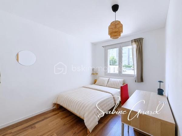 Au sein d’une copropriété fermée avec parc arboré, découvrez cet appartement de 60 m² situé en rez-de-chaussée surélevé d’un immeuble de 1962 composé de 4 étages.
L’appartement se compose d’une pièce de vie lumineuse avec cuisine ouverte aménagée et équipée, donnant accès à un balcon, de trois chambres, d’une salle de bains et de toilettes séparées.
Vous apprécierez également ses fenêtres double vitrage, son isolation intérieure et son chauffage individuel électrique.

Une cave complète le bien. 
Le stationnement est libre au sein de la copropriété, dont l’accès est sécurisé par un portail électrique.

Un appartement fonctionnel et lumineux, bénéficiant d’un environnement verdoyant et d’un accès rapide aux commodités et aux axes de circulation.

À découvrir sans tarder !