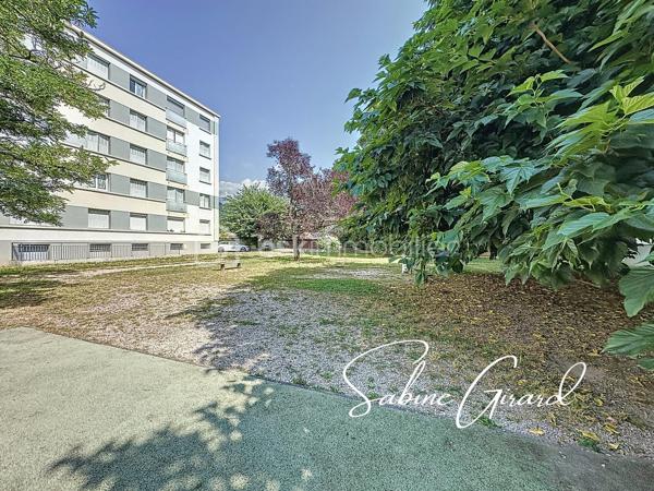 Au sein d’une copropriété fermée avec parc arboré, découvrez cet appartement de 60 m² situé en rez-de-chaussée surélevé d’un immeuble de 1962 composé de 4 étages.
L’appartement se compose d’une pièce de vie lumineuse avec cuisine ouverte aménagée et équipée, donnant accès à un balcon, de trois chambres, d’une salle de bains et de toilettes séparées.
Vous apprécierez également ses fenêtres double vitrage, son isolation intérieure et son chauffage individuel électrique.

Une cave complète le bien. 
Le stationnement est libre au sein de la copropriété, dont l’accès est sécurisé par un portail électrique.

Un appartement fonctionnel et lumineux, bénéficiant d’un environnement verdoyant et d’un accès rapide aux commodités et aux axes de circulation.

À découvrir sans tarder !