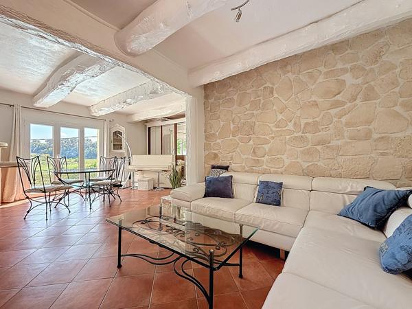 Jolie maison avec piscine et garage