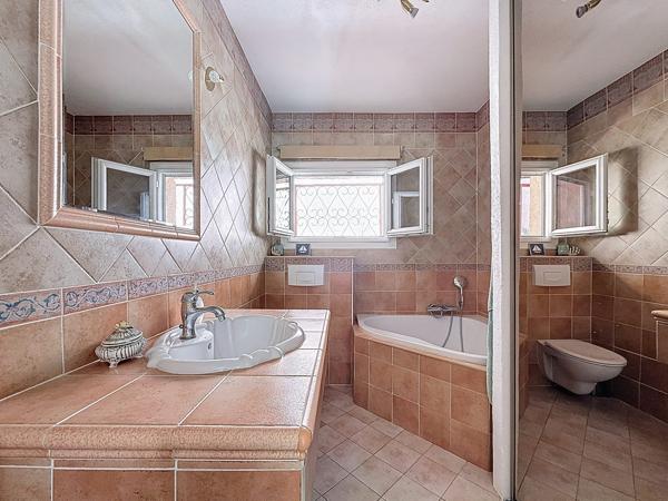 Jolie maison avec piscine et garage