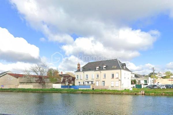 Idéal investissement locatif clef en main (Longue durée ou Airbnb / Bail mobilité)
Découvrez ce charmant appartement de 29 m²au sol, entièrement rénové, meublé et équipé. Situé en centre ville de Vierzon ( 100m de la mairie) au calme, il offre un cadre de vie idyllique grâce à la vue directe sur le canal de l'Yèvre. Un véritable havre de paix, sans aucun travaux à prévoir !
Le bien se compose de :
 Une pièce de vie chaleureuse et optimisée, comprenant un coin salon/séjour, une cuisine ouverte entièrement équipée (plaques de cuisson, hotte, micro-ondes, réfrigérateur, et rangements).
 Une chambre cosy avec literie de qualité, et sa superbe vue apaisante sur l'eau.
 Une salle d’eau moderne avec douche, meuble vasque, miroir, lave linges et WC.
Les plus de ce bien :
-Potentiel de rentabilité : Ce bien a été pensé pour maximiser votre rendement locatif : location longue durée, Airbnb/ bail mobilité.
-Zéro travaux : Meubles et équipements récents inclus dans la vente. Vous achetez, vous louez le lendemain !
-Emplacement : Proche des commodités, des transports et des charmes des bords de l'Yèvre.
Charges copropriété d'environs 500 euros/ an.