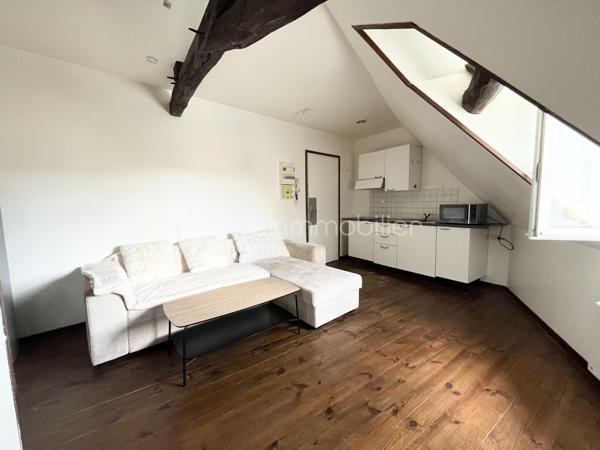 Idéal investissement locatif clef en main (Longue durée ou Airbnb / Bail mobilité)
Découvrez ce charmant appartement de 29 m²au sol, entièrement rénové, meublé et équipé. Situé en centre ville de Vierzon ( 100m de la mairie) au calme, il offre un cadre de vie idyllique grâce à la vue directe sur le canal de l'Yèvre. Un véritable havre de paix, sans aucun travaux à prévoir !
Le bien se compose de :
 Une pièce de vie chaleureuse et optimisée, comprenant un coin salon/séjour, une cuisine ouverte entièrement équipée (plaques de cuisson, hotte, micro-ondes, réfrigérateur, et rangements).
 Une chambre cosy avec literie de qualité, et sa superbe vue apaisante sur l'eau.
 Une salle d’eau moderne avec douche, meuble vasque, miroir, lave linges et WC.
Les plus de ce bien :
-Potentiel de rentabilité : Ce bien a été pensé pour maximiser votre rendement locatif : location longue durée, Airbnb/ bail mobilité.
-Zéro travaux : Meubles et équipements récents inclus dans la vente. Vous achetez, vous louez le lendemain !
-Emplacement : Proche des commodités, des transports et des charmes des bords de l'Yèvre.
Charges copropriété d'environs 500 euros/ an.