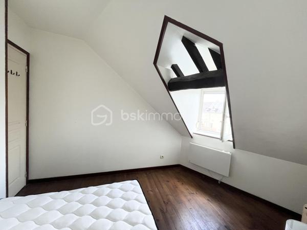 Idéal investissement locatif clef en main (Longue durée ou Airbnb / Bail mobilité)
Découvrez ce charmant appartement de 29 m²au sol, entièrement rénové, meublé et équipé. Situé en centre ville de Vierzon ( 100m de la mairie) au calme, il offre un cadre de vie idyllique grâce à la vue directe sur le canal de l'Yèvre. Un véritable havre de paix, sans aucun travaux à prévoir !
Le bien se compose de :
 Une pièce de vie chaleureuse et optimisée, comprenant un coin salon/séjour, une cuisine ouverte entièrement équipée (plaques de cuisson, hotte, micro-ondes, réfrigérateur, et rangements).
 Une chambre cosy avec literie de qualité, et sa superbe vue apaisante sur l'eau.
 Une salle d’eau moderne avec douche, meuble vasque, miroir, lave linges et WC.
Les plus de ce bien :
-Potentiel de rentabilité : Ce bien a été pensé pour maximiser votre rendement locatif : location longue durée, Airbnb/ bail mobilité.
-Zéro travaux : Meubles et équipements récents inclus dans la vente. Vous achetez, vous louez le lendemain !
-Emplacement : Proche des commodités, des transports et des charmes des bords de l'Yèvre.
Charges copropriété d'environs 500 euros/ an.