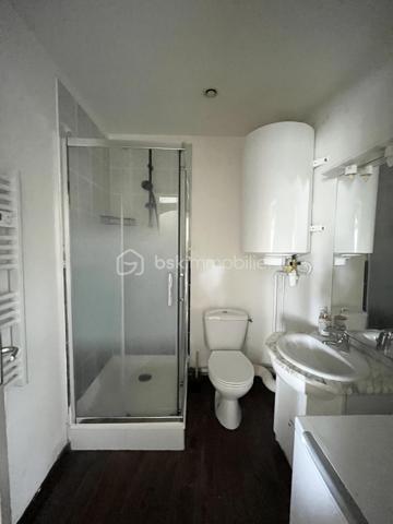 Idéal investissement locatif clef en main (Longue durée ou Airbnb / Bail mobilité)
Découvrez ce charmant appartement de 29 m²au sol, entièrement rénové, meublé et équipé. Situé en centre ville de Vierzon ( 100m de la mairie) au calme, il offre un cadre de vie idyllique grâce à la vue directe sur le canal de l'Yèvre. Un véritable havre de paix, sans aucun travaux à prévoir !
Le bien se compose de :
 Une pièce de vie chaleureuse et optimisée, comprenant un coin salon/séjour, une cuisine ouverte entièrement équipée (plaques de cuisson, hotte, micro-ondes, réfrigérateur, et rangements).
 Une chambre cosy avec literie de qualité, et sa superbe vue apaisante sur l'eau.
 Une salle d’eau moderne avec douche, meuble vasque, miroir, lave linges et WC.
Les plus de ce bien :
-Potentiel de rentabilité : Ce bien a été pensé pour maximiser votre rendement locatif : location longue durée, Airbnb/ bail mobilité.
-Zéro travaux : Meubles et équipements récents inclus dans la vente. Vous achetez, vous louez le lendemain !
-Emplacement : Proche des commodités, des transports et des charmes des bords de l'Yèvre.
Charges copropriété d'environs 500 euros/ an.