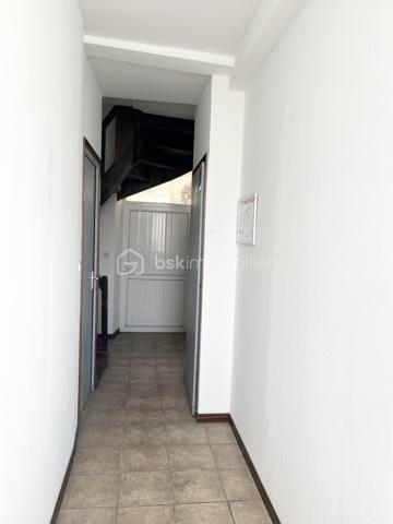 Idéal investissement locatif clef en main (Longue durée ou Airbnb / Bail mobilité)
Découvrez ce charmant appartement de 29 m²au sol, entièrement rénové, meublé et équipé. Situé en centre ville de Vierzon ( 100m de la mairie) au calme, il offre un cadre de vie idyllique grâce à la vue directe sur le canal de l'Yèvre. Un véritable havre de paix, sans aucun travaux à prévoir !
Le bien se compose de :
 Une pièce de vie chaleureuse et optimisée, comprenant un coin salon/séjour, une cuisine ouverte entièrement équipée (plaques de cuisson, hotte, micro-ondes, réfrigérateur, et rangements).
 Une chambre cosy avec literie de qualité, et sa superbe vue apaisante sur l'eau.
 Une salle d’eau moderne avec douche, meuble vasque, miroir, lave linges et WC.
Les plus de ce bien :
-Potentiel de rentabilité : Ce bien a été pensé pour maximiser votre rendement locatif : location longue durée, Airbnb/ bail mobilité.
-Zéro travaux : Meubles et équipements récents inclus dans la vente. Vous achetez, vous louez le lendemain !
-Emplacement : Proche des commodités, des transports et des charmes des bords de l'Yèvre.
Charges copropriété d'environs 500 euros/ an.
