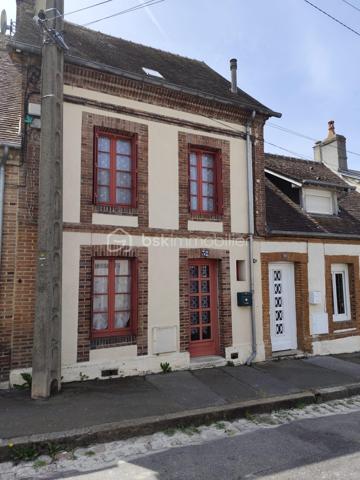 En exclusivité, Frédéric Girard vous propose cette charmante maison de ville, avec son jardin privatif, idéalement située à L'Aigle, à proximité à pieds de toutes les commodités 
Habitable immédiatement, elle s'adresse aussi bien aux primo-accédants, qu'aux investisseurs en quête d'un bien rentable dans une ville dynamique.

Intérieur : 

Le rez-de-chaussée, s'articule autour d'un lumineux salon avec cheminée insert et d'un séjour — deux pièces distinctes qui offrent de la souplesse dans l'aménagement. 
La cuisine aménagée ouvre directement sur le jardin, pour des repas au vert dès les beaux jours. Un WC complète ce niveau. 
À l'étage, un palier dessert deux chambres bien proportionnées et une salle d'eau avec WC. 
Le tout est propre, fonctionnel et prêt à être occupé.

Potentiel & extérieurs :

Au-dessus du niveau habitable, un grand grenier aménageable offre la possibilité de créer des pièces supplémentaires — un vrai atout pour augmenter la valeur du bien. 
En dessous, une cave assure le stockage. 
Le jardin privatif, calme et bien exposé, abrite deux dépendances au fond — idéales en remise, atelier ou local à vélos.