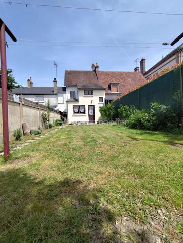 En exclusivité, Frédéric Girard vous propose cette charmante maison de ville, avec son jardin privatif, idéalement située à L'Aigle, à proximité à pieds de toutes les commodités 
Habitable immédiatement, elle s'adresse aussi bien aux primo-accédants, qu'aux investisseurs en quête d'un bien rentable dans une ville dynamique.

Intérieur : 

Le rez-de-chaussée, s'articule autour d'un lumineux salon avec cheminée insert et d'un séjour — deux pièces distinctes qui offrent de la souplesse dans l'aménagement. 
La cuisine aménagée ouvre directement sur le jardin, pour des repas au vert dès les beaux jours. Un WC complète ce niveau. 
À l'étage, un palier dessert deux chambres bien proportionnées et une salle d'eau avec WC. 
Le tout est propre, fonctionnel et prêt à être occupé.

Potentiel & extérieurs :

Au-dessus du niveau habitable, un grand grenier aménageable offre la possibilité de créer des pièces supplémentaires — un vrai atout pour augmenter la valeur du bien. 
En dessous, une cave assure le stockage. 
Le jardin privatif, calme et bien exposé, abrite deux dépendances au fond — idéales en remise, atelier ou local à vélos.