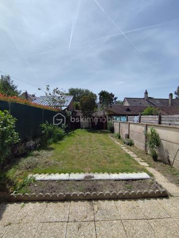 En exclusivité, Frédéric Girard vous propose cette charmante maison de ville, avec son jardin privatif, idéalement située à L'Aigle, à proximité à pieds de toutes les commodités 
Habitable immédiatement, elle s'adresse aussi bien aux primo-accédants, qu'aux investisseurs en quête d'un bien rentable dans une ville dynamique.

Intérieur : 

Le rez-de-chaussée, s'articule autour d'un lumineux salon avec cheminée insert et d'un séjour — deux pièces distinctes qui offrent de la souplesse dans l'aménagement. 
La cuisine aménagée ouvre directement sur le jardin, pour des repas au vert dès les beaux jours. Un WC complète ce niveau. 
À l'étage, un palier dessert deux chambres bien proportionnées et une salle d'eau avec WC. 
Le tout est propre, fonctionnel et prêt à être occupé.

Potentiel & extérieurs :

Au-dessus du niveau habitable, un grand grenier aménageable offre la possibilité de créer des pièces supplémentaires — un vrai atout pour augmenter la valeur du bien. 
En dessous, une cave assure le stockage. 
Le jardin privatif, calme et bien exposé, abrite deux dépendances au fond — idéales en remise, atelier ou local à vélos.