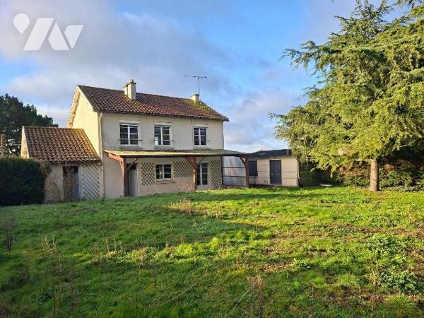 Maison familiale avec dépendances, quartier Sud, Nueil les Aubiers.
Cette maison d'habitation ...