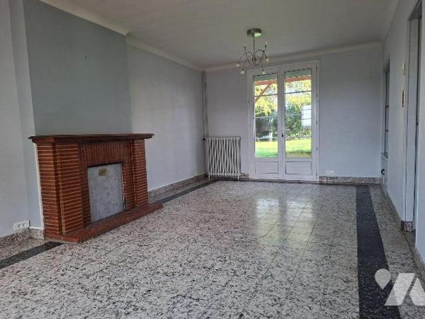 Maison familiale avec dépendances, quartier Sud, Nueil les Aubiers.
Cette maison d'habitation ...