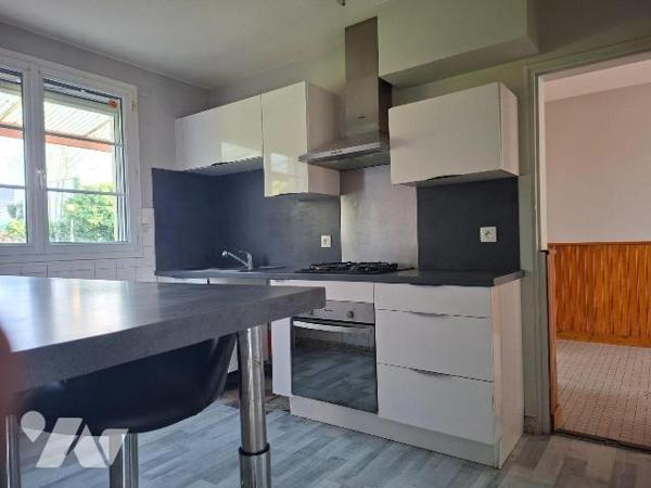 Maison familiale avec dépendances, quartier Sud, Nueil les Aubiers.
Cette maison d'habitation ...