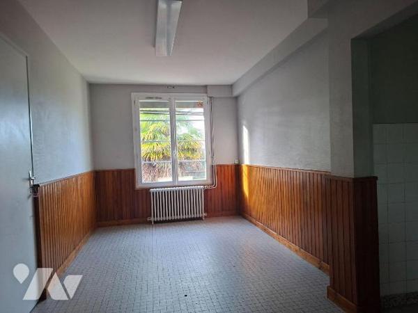 Maison familiale avec dépendances, quartier Sud, Nueil les Aubiers.
Cette maison d'habitation ...