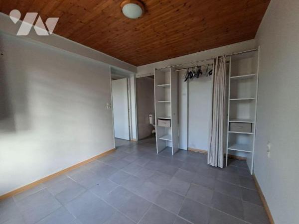 Maison familiale avec dépendances, quartier Sud, Nueil les Aubiers.
Cette maison d'habitation ...