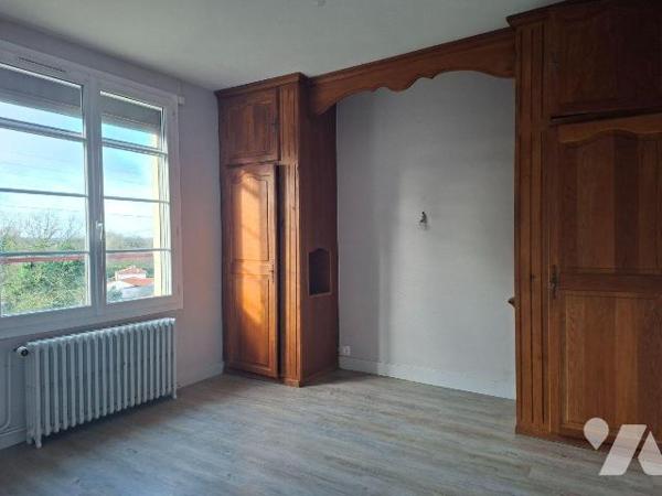 Maison familiale avec dépendances, quartier Sud, Nueil les Aubiers.
Cette maison d'habitation ...