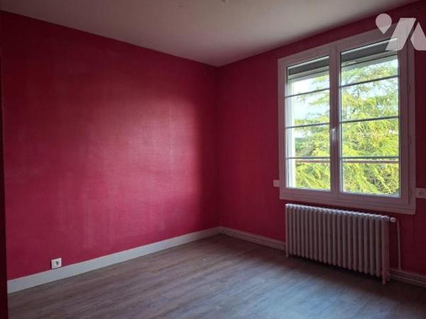 Maison familiale avec dépendances, quartier Sud, Nueil les Aubiers.
Cette maison d'habitation ...