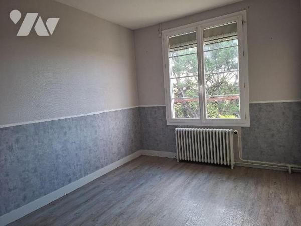 Maison familiale avec dépendances, quartier Sud, Nueil les Aubiers.
Cette maison d'habitation ...