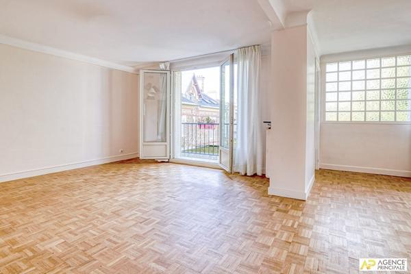 Versailles Rive-Droite Appartement 5 pièces 95 m² situé au 2ème étage avec ascenseur, 2 caves et parking en option €770 000 ** - Référence 25803
