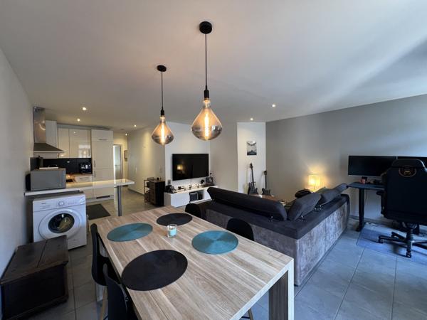 Évian centre – Superbe T2 rénové avec balcon plein sud et ascenseur – Emplacement idéal !