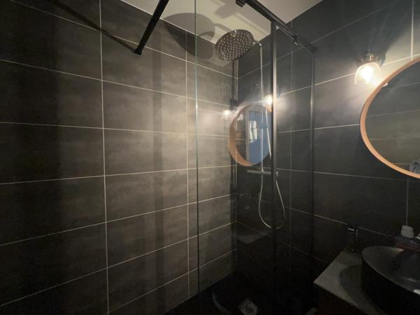 Évian centre – Superbe T2 rénové avec balcon plein sud et ascenseur – Emplacement idéal !