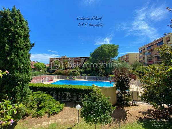Au coeur du centre de Hyères, venez découvrir ce confortable studio  de 26 m² situé au 1er étage avec ascenseur.

Vous êtes dans un quartier très recherché, à pied de toutes commodités (commerces, médecins, marché, cinéma...)
L'appartement est composé d'une entrée, d'un séjour avec placard, d'une kitchenette ouverte aménagée et équipée et d'une salle d'eau avec WC.

La résidence extrêmement bien entretenue offre un jardin luxuriant au coeur duquel sont implantés une très belle piscine, un terrain de tennis
et un terrain de boules ; elle bénéficie également de la présence très appréciée d'un Gardien.

A noter : les faibles charges comprennent le chauffage, l'eau froide, l'eau chaude, l'entretien des espaces verts et de la piscine et les services
du Gardien.

Notre avis : idéal pour pied à terre ou pour location annuelle/saisonnière.