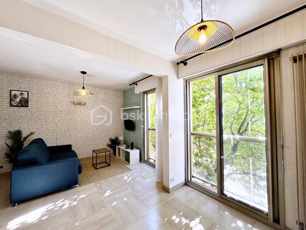 Au coeur du centre de Hyères, venez découvrir ce confortable studio  de 26 m² situé au 1er étage avec ascenseur.

Vous êtes dans un quartier très recherché, à pied de toutes commodités (commerces, médecins, marché, cinéma...)
L'appartement est composé d'une entrée, d'un séjour avec placard, d'une kitchenette ouverte aménagée et équipée et d'une salle d'eau avec WC.

La résidence extrêmement bien entretenue offre un jardin luxuriant au coeur duquel sont implantés une très belle piscine, un terrain de tennis
et un terrain de boules ; elle bénéficie également de la présence très appréciée d'un Gardien.

A noter : les faibles charges comprennent le chauffage, l'eau froide, l'eau chaude, l'entretien des espaces verts et de la piscine et les services
du Gardien.

Notre avis : idéal pour pied à terre ou pour location annuelle/saisonnière.