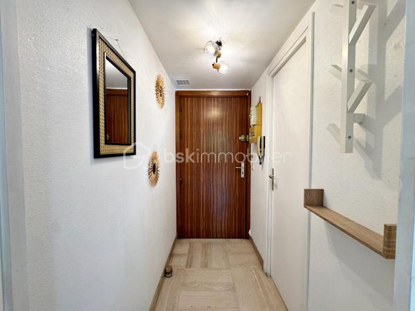 Au coeur du centre de Hyères, venez découvrir ce confortable studio  de 26 m² situé au 1er étage avec ascenseur.

Vous êtes dans un quartier très recherché, à pied de toutes commodités (commerces, médecins, marché, cinéma...)
L'appartement est composé d'une entrée, d'un séjour avec placard, d'une kitchenette ouverte aménagée et équipée et d'une salle d'eau avec WC.

La résidence extrêmement bien entretenue offre un jardin luxuriant au coeur duquel sont implantés une très belle piscine, un terrain de tennis
et un terrain de boules ; elle bénéficie également de la présence très appréciée d'un Gardien.

A noter : les faibles charges comprennent le chauffage, l'eau froide, l'eau chaude, l'entretien des espaces verts et de la piscine et les services
du Gardien.

Notre avis : idéal pour pied à terre ou pour location annuelle/saisonnière.