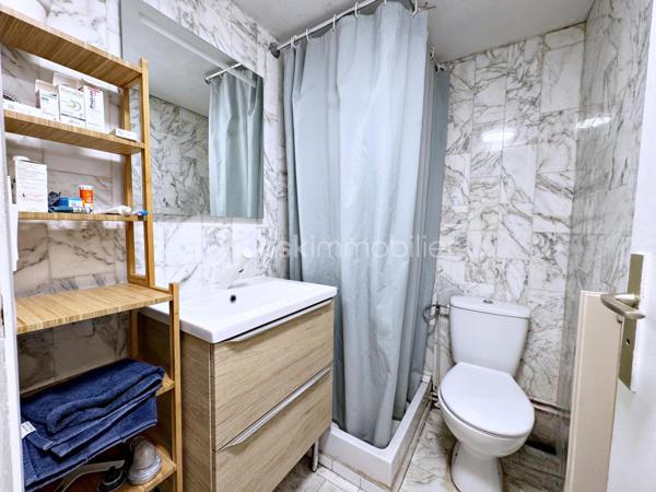 Au coeur du centre de Hyères, venez découvrir ce confortable studio  de 26 m² situé au 1er étage avec ascenseur.

Vous êtes dans un quartier très recherché, à pied de toutes commodités (commerces, médecins, marché, cinéma...)
L'appartement est composé d'une entrée, d'un séjour avec placard, d'une kitchenette ouverte aménagée et équipée et d'une salle d'eau avec WC.

La résidence extrêmement bien entretenue offre un jardin luxuriant au coeur duquel sont implantés une très belle piscine, un terrain de tennis
et un terrain de boules ; elle bénéficie également de la présence très appréciée d'un Gardien.

A noter : les faibles charges comprennent le chauffage, l'eau froide, l'eau chaude, l'entretien des espaces verts et de la piscine et les services
du Gardien.

Notre avis : idéal pour pied à terre ou pour location annuelle/saisonnière.