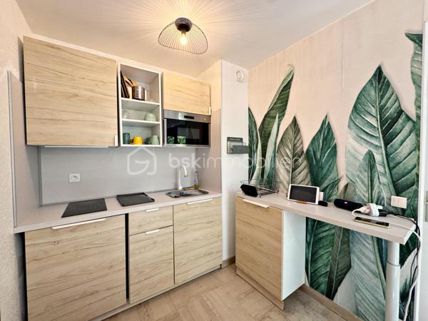 Au coeur du centre de Hyères, venez découvrir ce confortable studio  de 26 m² situé au 1er étage avec ascenseur.

Vous êtes dans un quartier très recherché, à pied de toutes commodités (commerces, médecins, marché, cinéma...)
L'appartement est composé d'une entrée, d'un séjour avec placard, d'une kitchenette ouverte aménagée et équipée et d'une salle d'eau avec WC.

La résidence extrêmement bien entretenue offre un jardin luxuriant au coeur duquel sont implantés une très belle piscine, un terrain de tennis
et un terrain de boules ; elle bénéficie également de la présence très appréciée d'un Gardien.

A noter : les faibles charges comprennent le chauffage, l'eau froide, l'eau chaude, l'entretien des espaces verts et de la piscine et les services
du Gardien.

Notre avis : idéal pour pied à terre ou pour location annuelle/saisonnière.