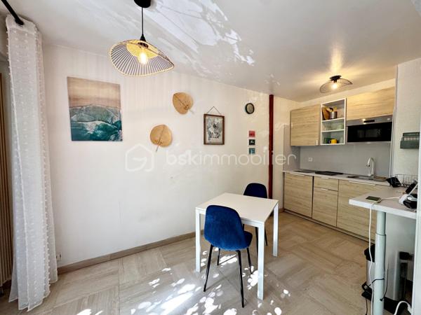 Au coeur du centre de Hyères, venez découvrir ce confortable studio  de 26 m² situé au 1er étage avec ascenseur.

Vous êtes dans un quartier très recherché, à pied de toutes commodités (commerces, médecins, marché, cinéma...)
L'appartement est composé d'une entrée, d'un séjour avec placard, d'une kitchenette ouverte aménagée et équipée et d'une salle d'eau avec WC.

La résidence extrêmement bien entretenue offre un jardin luxuriant au coeur duquel sont implantés une très belle piscine, un terrain de tennis
et un terrain de boules ; elle bénéficie également de la présence très appréciée d'un Gardien.

A noter : les faibles charges comprennent le chauffage, l'eau froide, l'eau chaude, l'entretien des espaces verts et de la piscine et les services
du Gardien.

Notre avis : idéal pour pied à terre ou pour location annuelle/saisonnière.