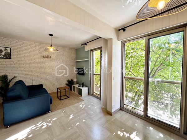Au coeur du centre de Hyères, venez découvrir ce confortable studio  de 26 m² situé au 1er étage avec ascenseur.

Vous êtes dans un quartier très recherché, à pied de toutes commodités (commerces, médecins, marché, cinéma...)
L'appartement est composé d'une entrée, d'un séjour avec placard, d'une kitchenette ouverte aménagée et équipée et d'une salle d'eau avec WC.

La résidence extrêmement bien entretenue offre un jardin luxuriant au coeur duquel sont implantés une très belle piscine, un terrain de tennis
et un terrain de boules ; elle bénéficie également de la présence très appréciée d'un Gardien.

A noter : les faibles charges comprennent le chauffage, l'eau froide, l'eau chaude, l'entretien des espaces verts et de la piscine et les services
du Gardien.

Notre avis : idéal pour pied à terre ou pour location annuelle/saisonnière.