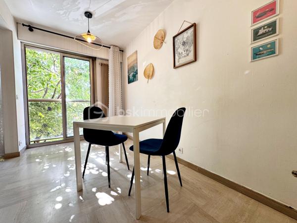 Au coeur du centre de Hyères, venez découvrir ce confortable studio  de 26 m² situé au 1er étage avec ascenseur.

Vous êtes dans un quartier très recherché, à pied de toutes commodités (commerces, médecins, marché, cinéma...)
L'appartement est composé d'une entrée, d'un séjour avec placard, d'une kitchenette ouverte aménagée et équipée et d'une salle d'eau avec WC.

La résidence extrêmement bien entretenue offre un jardin luxuriant au coeur duquel sont implantés une très belle piscine, un terrain de tennis
et un terrain de boules ; elle bénéficie également de la présence très appréciée d'un Gardien.

A noter : les faibles charges comprennent le chauffage, l'eau froide, l'eau chaude, l'entretien des espaces verts et de la piscine et les services
du Gardien.

Notre avis : idéal pour pied à terre ou pour location annuelle/saisonnière.