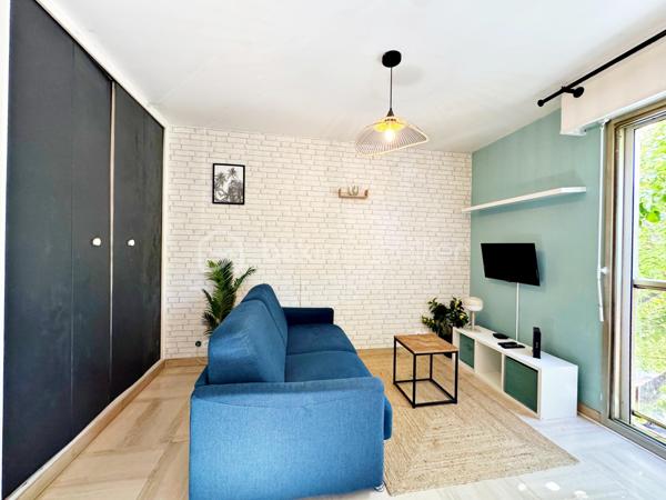 Au coeur du centre de Hyères, venez découvrir ce confortable studio  de 26 m² situé au 1er étage avec ascenseur.

Vous êtes dans un quartier très recherché, à pied de toutes commodités (commerces, médecins, marché, cinéma...)
L'appartement est composé d'une entrée, d'un séjour avec placard, d'une kitchenette ouverte aménagée et équipée et d'une salle d'eau avec WC.

La résidence extrêmement bien entretenue offre un jardin luxuriant au coeur duquel sont implantés une très belle piscine, un terrain de tennis
et un terrain de boules ; elle bénéficie également de la présence très appréciée d'un Gardien.

A noter : les faibles charges comprennent le chauffage, l'eau froide, l'eau chaude, l'entretien des espaces verts et de la piscine et les services
du Gardien.

Notre avis : idéal pour pied à terre ou pour location annuelle/saisonnière.