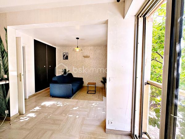 Au coeur du centre de Hyères, venez découvrir ce confortable studio  de 26 m² situé au 1er étage avec ascenseur.

Vous êtes dans un quartier très recherché, à pied de toutes commodités (commerces, médecins, marché, cinéma...)
L'appartement est composé d'une entrée, d'un séjour avec placard, d'une kitchenette ouverte aménagée et équipée et d'une salle d'eau avec WC.

La résidence extrêmement bien entretenue offre un jardin luxuriant au coeur duquel sont implantés une très belle piscine, un terrain de tennis
et un terrain de boules ; elle bénéficie également de la présence très appréciée d'un Gardien.

A noter : les faibles charges comprennent le chauffage, l'eau froide, l'eau chaude, l'entretien des espaces verts et de la piscine et les services
du Gardien.

Notre avis : idéal pour pied à terre ou pour location annuelle/saisonnière.