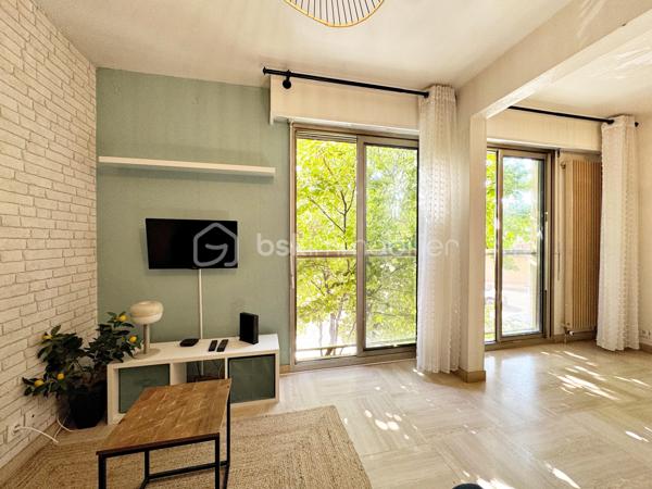 Au coeur du centre de Hyères, venez découvrir ce confortable studio  de 26 m² situé au 1er étage avec ascenseur.

Vous êtes dans un quartier très recherché, à pied de toutes commodités (commerces, médecins, marché, cinéma...)
L'appartement est composé d'une entrée, d'un séjour avec placard, d'une kitchenette ouverte aménagée et équipée et d'une salle d'eau avec WC.

La résidence extrêmement bien entretenue offre un jardin luxuriant au coeur duquel sont implantés une très belle piscine, un terrain de tennis
et un terrain de boules ; elle bénéficie également de la présence très appréciée d'un Gardien.

A noter : les faibles charges comprennent le chauffage, l'eau froide, l'eau chaude, l'entretien des espaces verts et de la piscine et les services
du Gardien.

Notre avis : idéal pour pied à terre ou pour location annuelle/saisonnière.