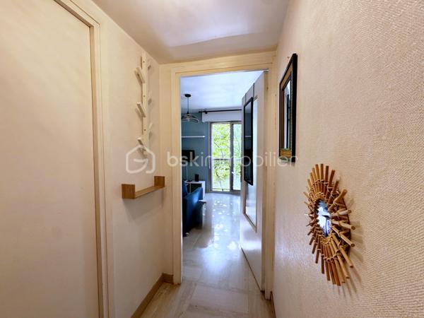Au coeur du centre de Hyères, venez découvrir ce confortable studio  de 26 m² situé au 1er étage avec ascenseur.

Vous êtes dans un quartier très recherché, à pied de toutes commodités (commerces, médecins, marché, cinéma...)
L'appartement est composé d'une entrée, d'un séjour avec placard, d'une kitchenette ouverte aménagée et équipée et d'une salle d'eau avec WC.

La résidence extrêmement bien entretenue offre un jardin luxuriant au coeur duquel sont implantés une très belle piscine, un terrain de tennis
et un terrain de boules ; elle bénéficie également de la présence très appréciée d'un Gardien.

A noter : les faibles charges comprennent le chauffage, l'eau froide, l'eau chaude, l'entretien des espaces verts et de la piscine et les services
du Gardien.

Notre avis : idéal pour pied à terre ou pour location annuelle/saisonnière.