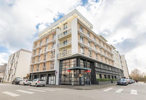 Dans une résidence de services hôteliers de 2009, située à 200m du tramway et à 2km de la gare, proche de toutes commodités, investissez dans ce T1 meublé de 19m2 au 3ème étage, sous contrat de bail commercial avec  Appart'City, leader français de l'appart-hôtel en France. Ce bien garantira à son propriétaire un loyer de 4.177€ HT par an, soit une rentabilité brute garantie de près de 8,2%. Vous souhaitez vous construire un patrimoine sécurisé et/ou créer un complément de revenu retraite garanti, alors ce bien est parfait pour vous. Statut LMNP avec amortissement possible. A NE PAS LAISSER PASSER !!!