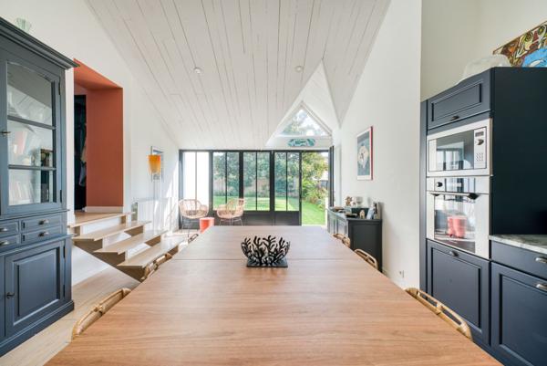 Charme et élégance en bord de mer : maison familiale avec jardin et piscine