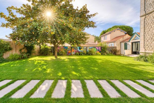 Charme et élégance en bord de mer : maison familiale avec jardin et piscine