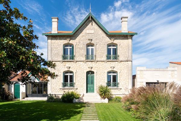 Charme et élégance en bord de mer : maison familiale avec jardin et piscine