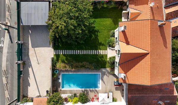 Charme et élégance en bord de mer : maison familiale avec jardin et piscine