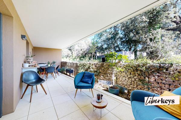 3 pièces avec terrasse, vue sur le parc et le château. 2 stationnements